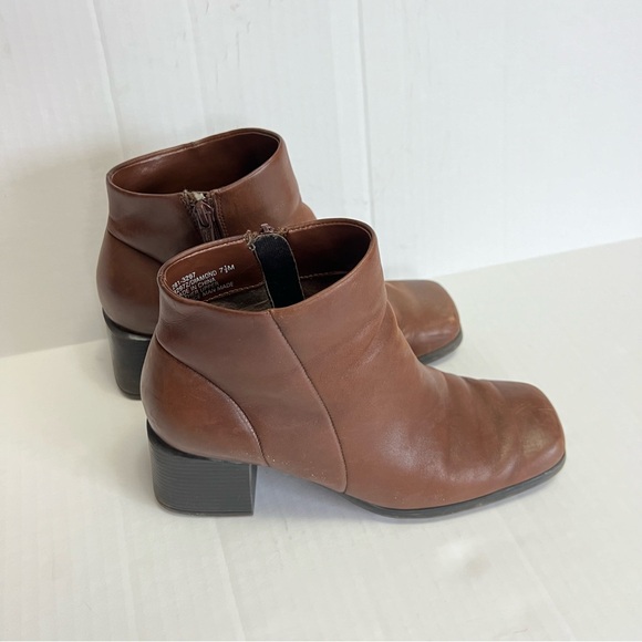 White Mountain Diamond Leather Ankle Boot Square Toe Side Zip Flex Sole 7.5 M - Picture 2 of 6